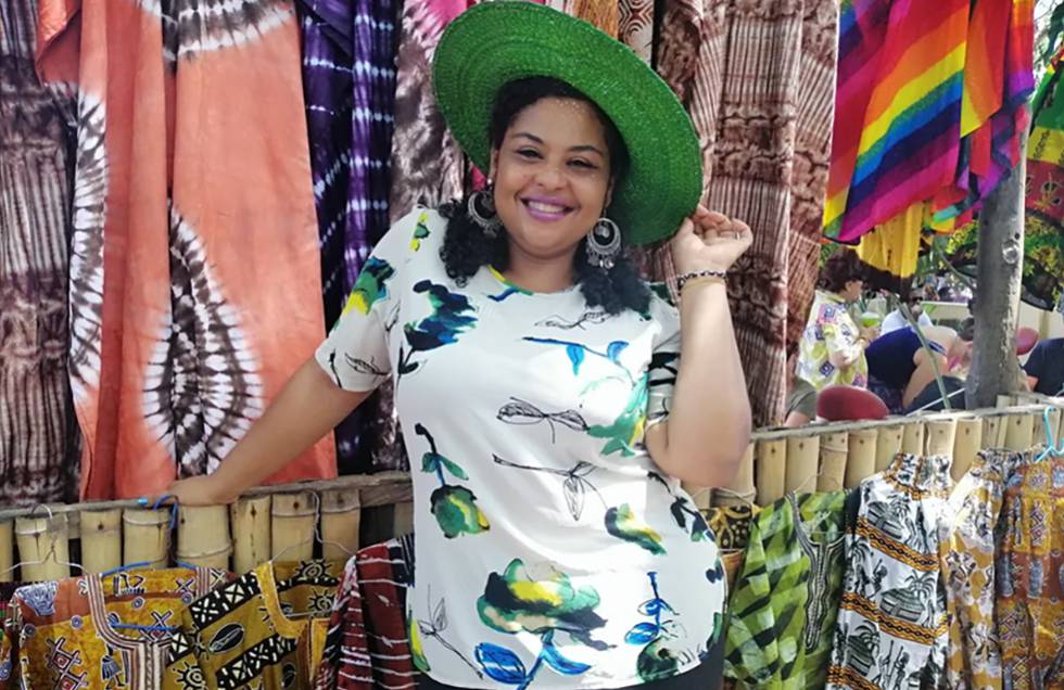 Yasmeen Helwani posa frente a una de las tiendas del mercado Green Butterfly que organiza en Accra desde hace una década.