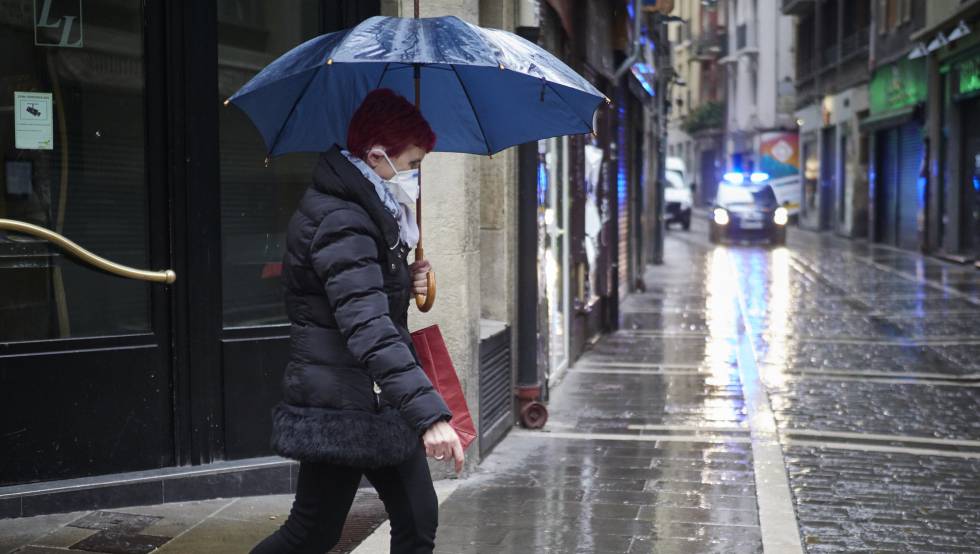 Una mujer con mascarilla camina por un desierto Casco Viejo de Pamplona.