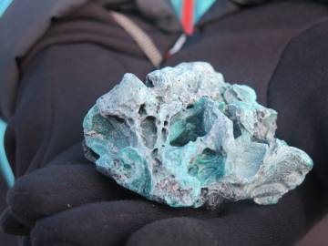 Pedazo de plástico deteriorado encontrado en una playa de Isla Livingston.