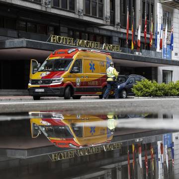 Una ambulancia frente al hotel Miguel Ángel, en Madrid, el pasado 1 de abril.