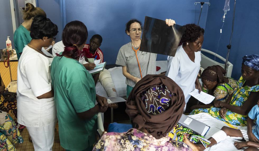 Una doctora de la ONG italiana Africa Cuamm examina una radiografía en el Hospital Universitario Pediátrico de Bangui.