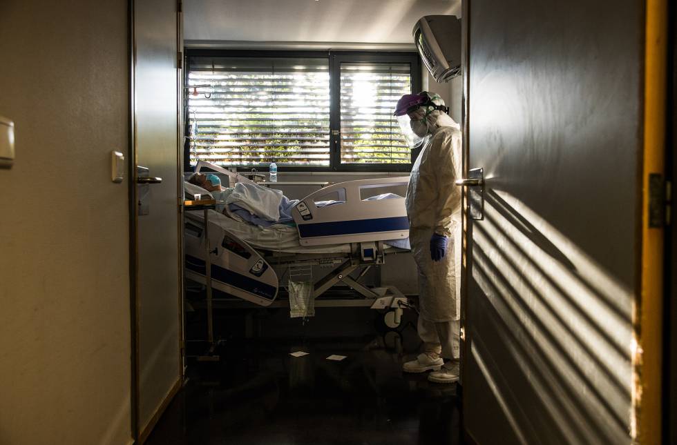 Un paciente con coronavirus, en urgencias del hospital La Paz, en Madrid.