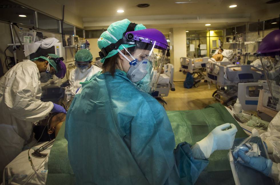 Sanitarios practican una traqueotomía en una UCI recién abierta en una zona en desuso.