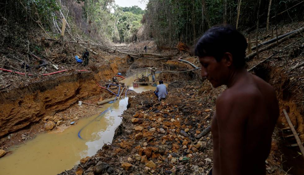 Imagen de archivo de un indígena yanomami acompañando a operarios de la agencia de medioambiente brasileña durante una operación contra la minería ilegal de oro en tierra indígena del estado de Roraima, en Brasil.