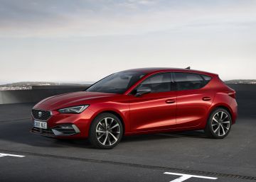 Un coche atento a la carretera