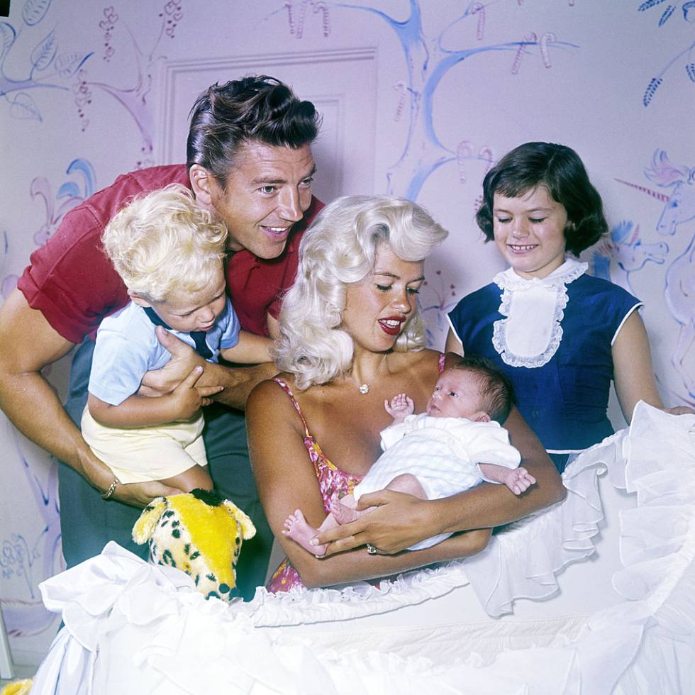 Jayne Mansfield, su marido Mickey Hargitay y sus hijos Miklos, Zoltan y Jayne Marie en 1960.