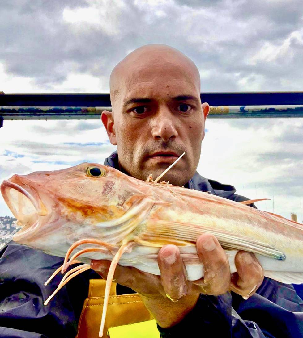Raúl Resino con una juliola, uno de sus pescado fetiche. ADDAVIA