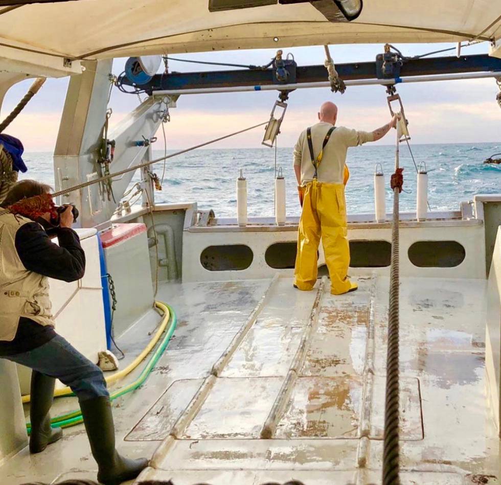 Resino en la cubierta de un barco de pesca. ADDAVIA