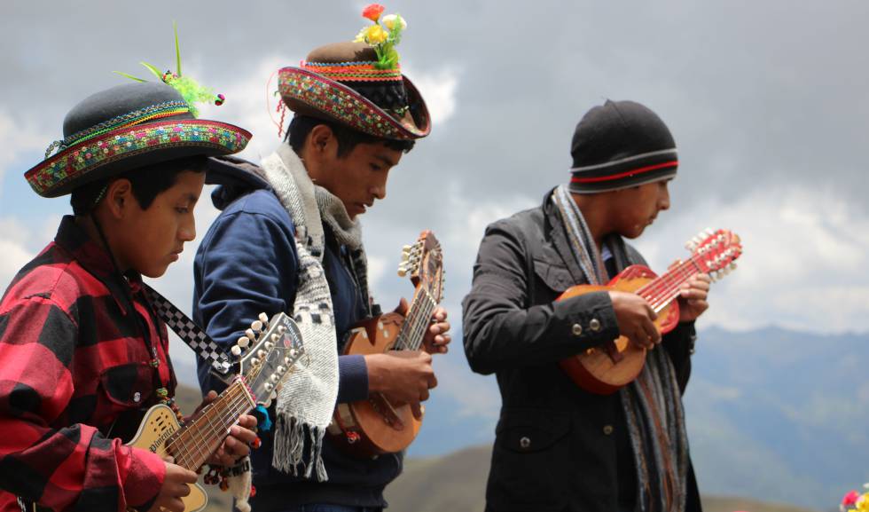 Los compañeros de las mujeres las acompañan tocando el charanguito, instrumento tradicional. 