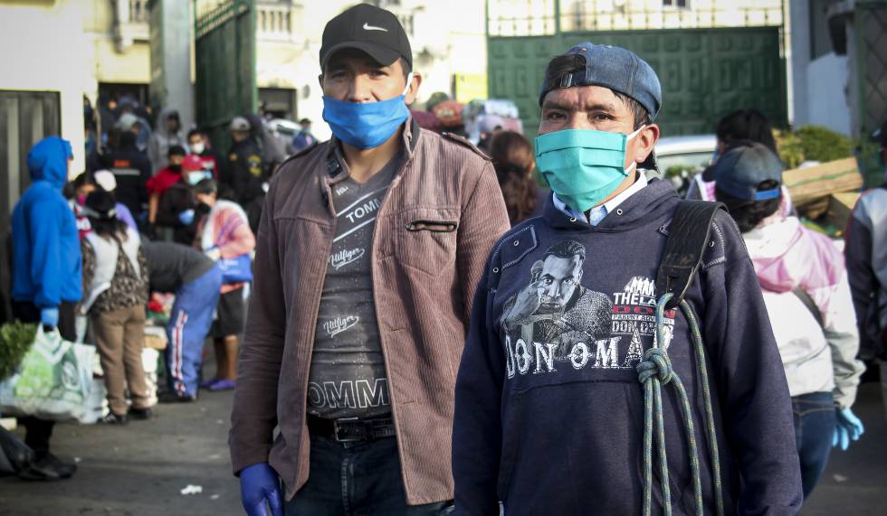 Jaime y Ernesto Chiguano son parte de la directiva de la Asociación de Estibadores. Cada día, cuentan los socios, están yendo a trabajar. Antes llegaban en torno a los 500 miembros, ahora no pasan de los 150.