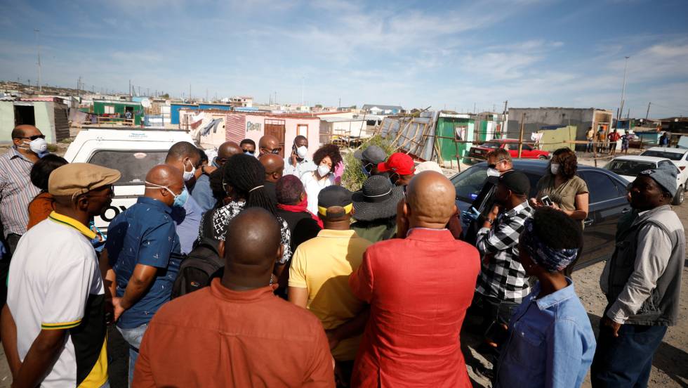 La ministra sudafricana de asentamientos humanos, Lindiwe Sisulu, se dirige a los líderes de la comunidad en Ciudad del Cabo, Sudáfrica, 19 de abril de 2020, para explicar medidas y evitar conflictos tras el confinamiento por la covid-19.