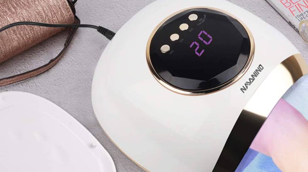Con sensor automático y secado rápido: la lámpara LED definitiva para hacerse la manicura en casa