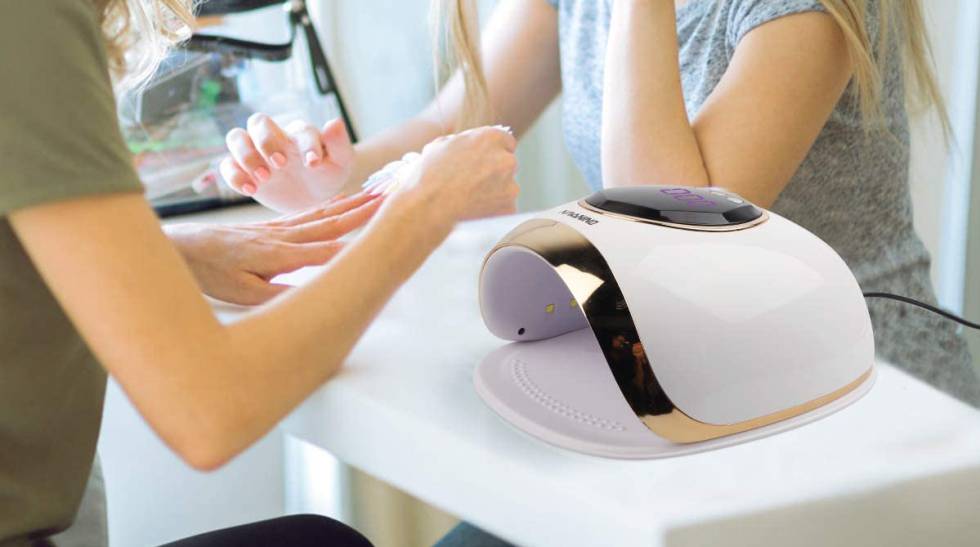 Con sensor automático y secado rápido: la lámpara LED definitiva para hacerse la manicura en casa