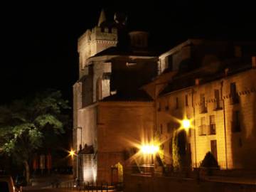 Vista nocturna de la iglesia de SanJuan en Laguardia.