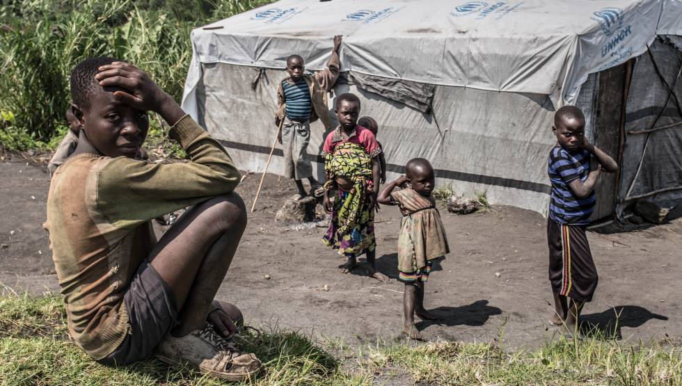Niños de la aldea congoleña de Mutaho, localizada a pocos kilómetros al norte de la ciudad congoleña de Goma, noreste de la República Democrática del Congo (RDC), descansan cerca de una tienda humanitaria de la Agencia de la ONU para los Refugiados (Acnur). Pincha en la imagen para ver toda la fotogalería.