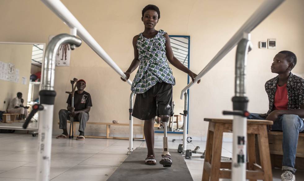 Katungu Sasita descansa en la habitación de mujeres del centro de rehabilitación Shirika La Umoja (“La Comunidad lleva a la Unidad”, en suajili) en Goma, noreste de la República Democrática del Congo (RDC), donde está pasando unas semanas mientras le diseñan una pierna ortopédica a medida. Pincha en la imagen para ver toda la fotogalería.