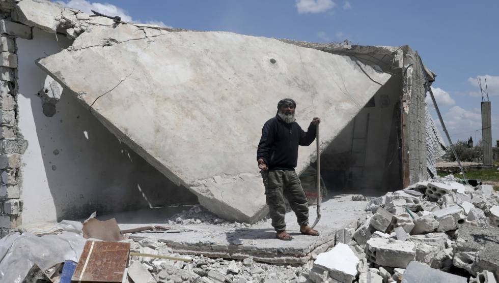 Taher al-Matar, de 42 años, posa para una fotografía junto a lo que queda de su casa destrozada por bombardeos, en la ciudad de Nairab, Idlib, Siria, el 17 de abril de 2020. Ha decidido volver a su ciudad en ruinas porque teme contagiarse de covid-19 por el hacinamiento del campo de desplazados donde vivía.