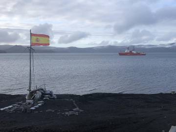 El Hespérides en Puerto Foster, en la caldera interior de Isla Decepción, en la Antártida, desde la base Gabriel de Castilla.