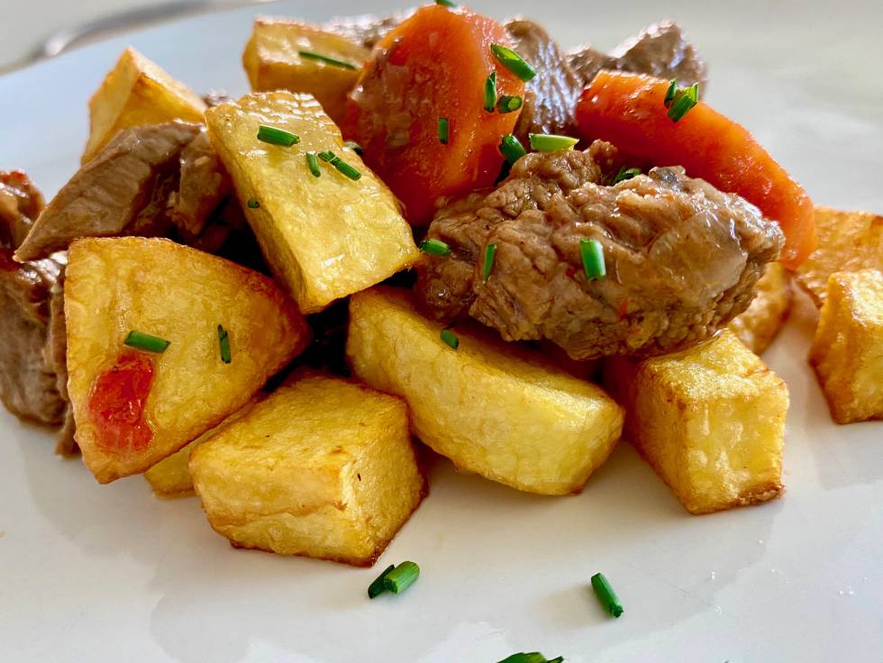 Estofado con patatas. J.C.CAPEL