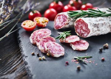 ¿Hay que quitarle la tripa al fuet?