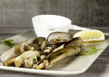 Agua con gas y temporizador: la mejor forma de quitarle la arena a las navajas