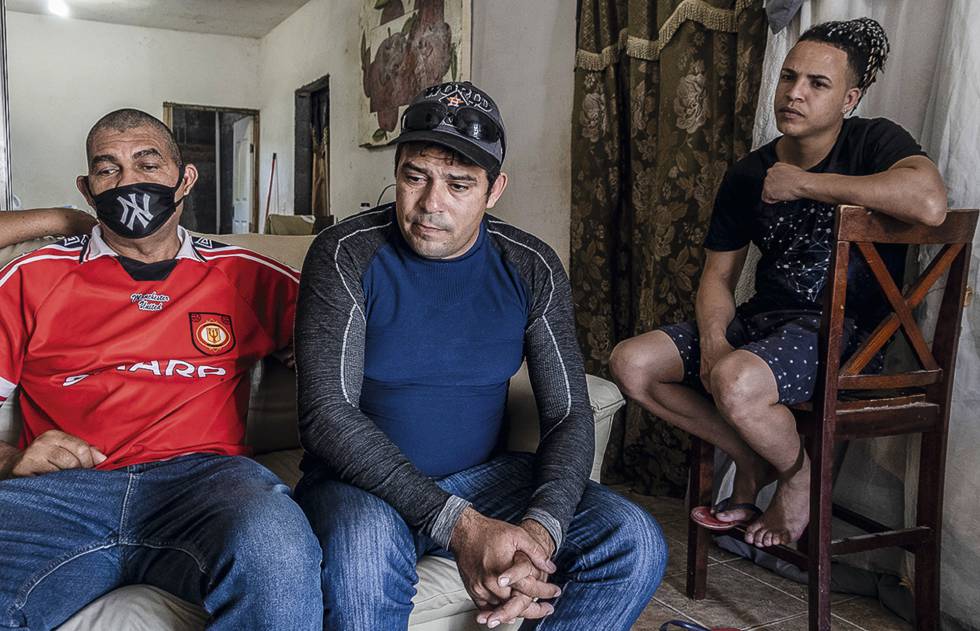 Tres cubanos, en su casa de la ciudad de Reynosa (Tamaulipas, México).