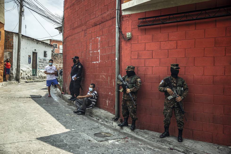 Detenciones por violar la cuarentena en la comunidad de Las Palmas, en San Salvador.