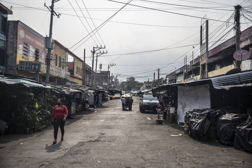 La calle Poniente, peligro a cielo abierto, en San Salvador.