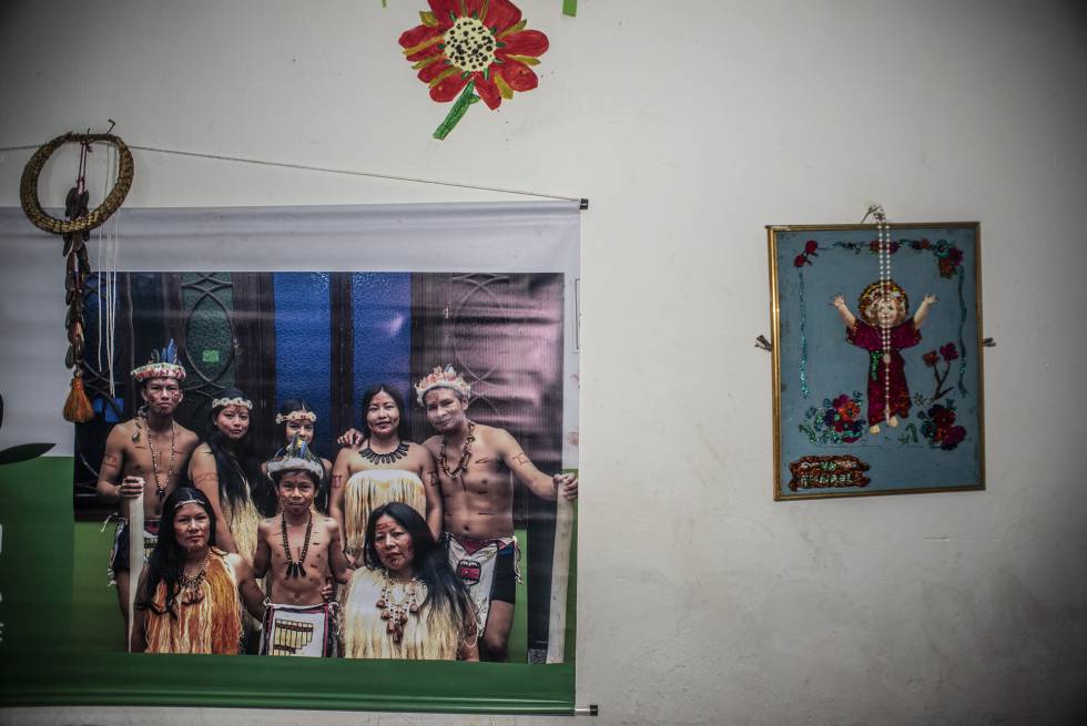 En la pared de la sede del cabildo Kubeo una imagen del Divino Niño comparte pared con un póster recuerdo de los miembros de la comunidad que ahora viven en Bogotá.