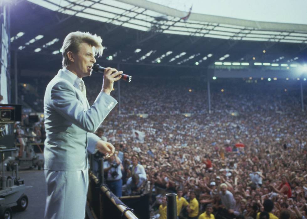 David Bowie actuando en el Live Aid en el estadio de Wembley (Londres) en 1985.