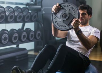 Entrenar como un campeón: Carlos Sainz nos revela su secreto para mantenerse en forma en casa