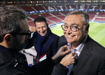 Michael Robinson en el Wanda junto a Carlos Martínez, ajustándose el micrófono.