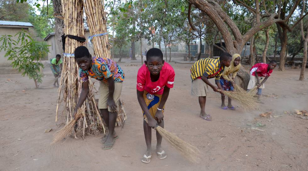 Los estudiantes de la escuela de oficios de Kpari (Benín) limpian la escuela cada día antes de comenzar la lección.