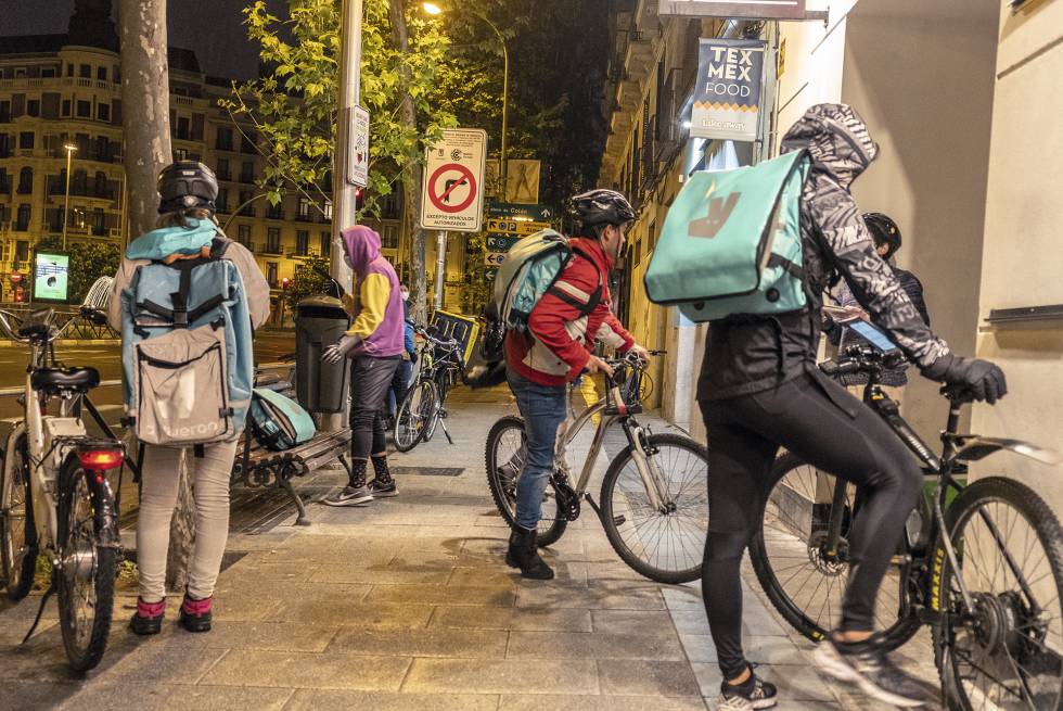 Un lugar concurrido de 'riders' frente a dos locales de comida mexicana en la zona de Alonso Martínez, en Madrid.