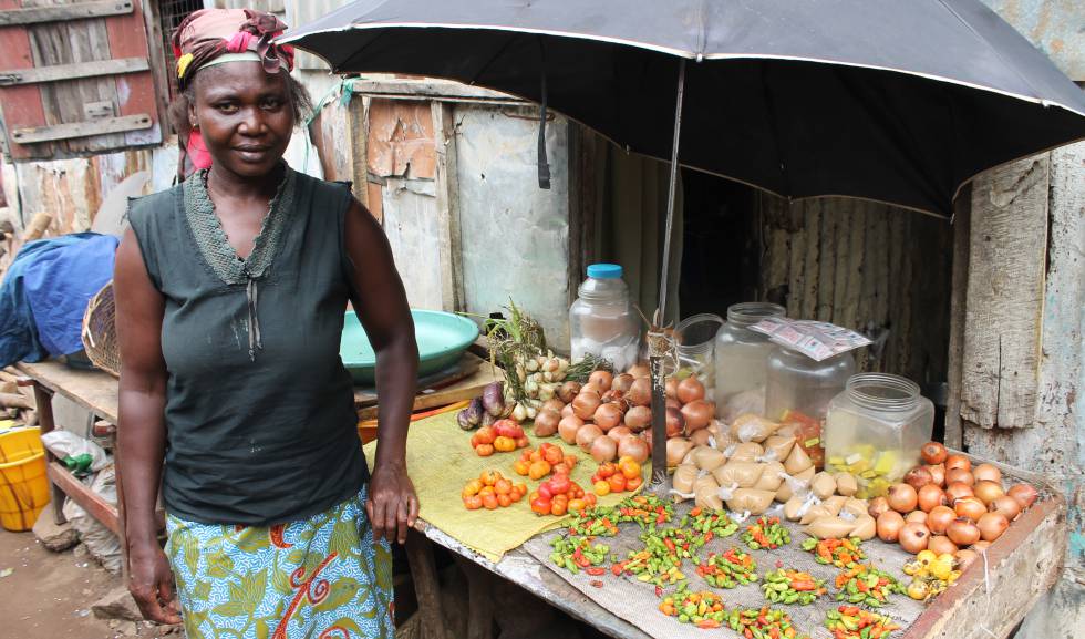 Una vendedora de pimientos y cebollas en la feria del barrio en Cockle Bay, Freetown.