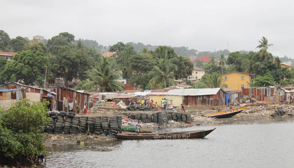 La hacinada costa de Cockle Bay, sobre la costa oeste de Freetown.