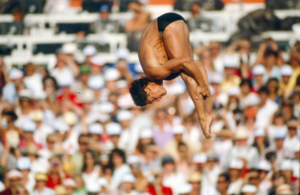Greg Louganis participe aux Jeux Olympiques de 1984 à Los Angeles.