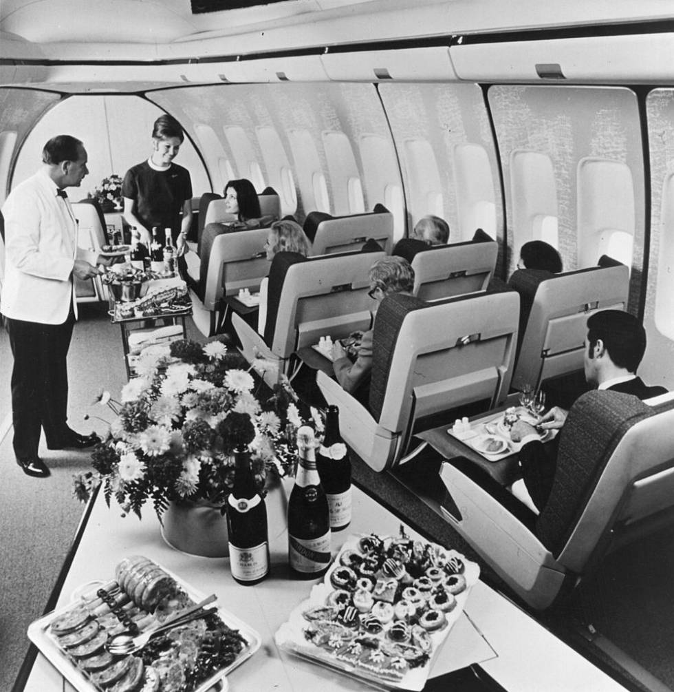 Los pasajeros de un Boeing 747 disfrutan de la comida en un vuelo en 1970.