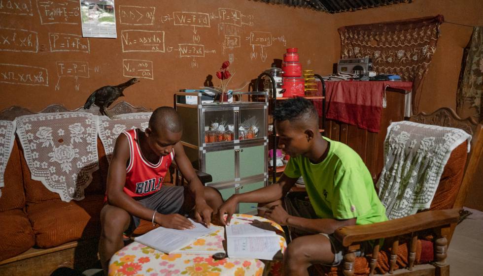 Tovondray y Lahininiko estudian en el salón de su casa.