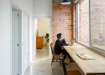 En el proyecto Casa Almudena de Jesús Perales se ha equipado una zona de paso como estudio, una idea para aprovechar un pasillo ancho y con luz natural.