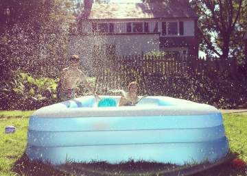 Esta piscina hinchable se puede adquirir en varios tamaños (y es apta para niños o adultos)