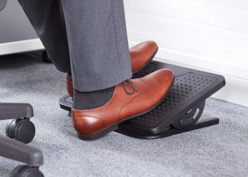 Base antideslizante y con oscilación: alivia los pies y la fatiga con el reposapiés más vendido en Amazon