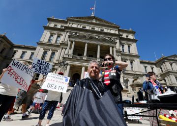 Descapotables, cortes de pelo y flexiones en plena calle: estas son las protestas más descabelladas contra el confinamiento