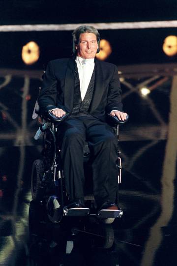 Christopher Reeves en la entrega de los premios Emmy de 1997, dos años después de sufrir el accidente que le dejó tetrapléjico.