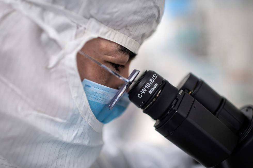 Um pesquisador em busca de uma vacina contra o coronavírus em Pequim.