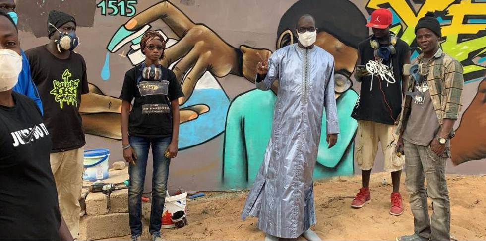 Aunque el Gobierno de Senegal no cede espacios oficiales para el arte urbano ni tampoco reconoce esta técnica como canal de comunicación durante el estado de alarma, el Ministro de Salud, Abdoulaye Diouf Sarr, se ha dejado caer por los barrios de Dakar donde pinta el colectivo UnduGraff, y se ha tomado una foto con los chicos.