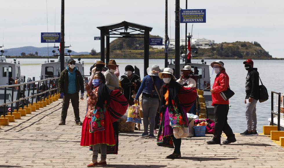 El embarcadero para ir a la isla de Amantani, ubicada en el lago Titicaca. Las personas circulan con mascarillas, procuran guardar la distancia y no hay muchos contagiados.