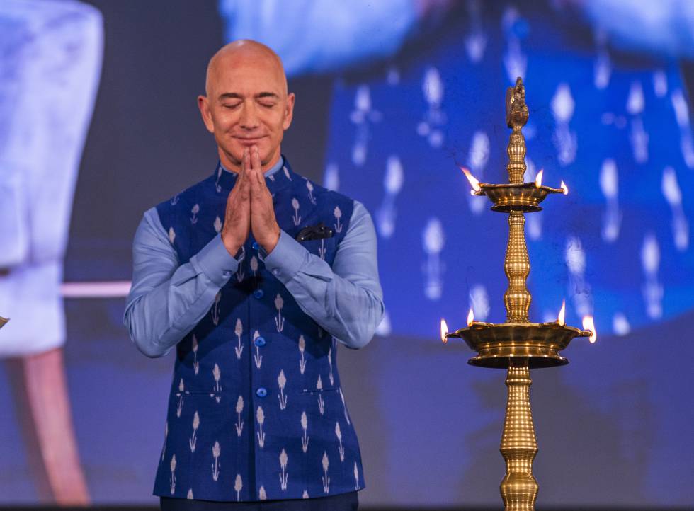 Jeff Bezos, dueño de Amazon, en un megaevento de la empresa en Nueva Delhi, en enero. Desde entonces, su fortuna ha aumentado en 30.000 millones de dólares.