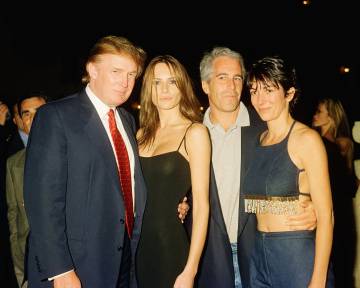 Donald y Melania Trump, de fiesta junto a Epstein y Maxwell. Según una teoría de la conspiración, el presidente libra una guerra secreta contra una red internacional de pederastia de la que el millonario formaba parte.