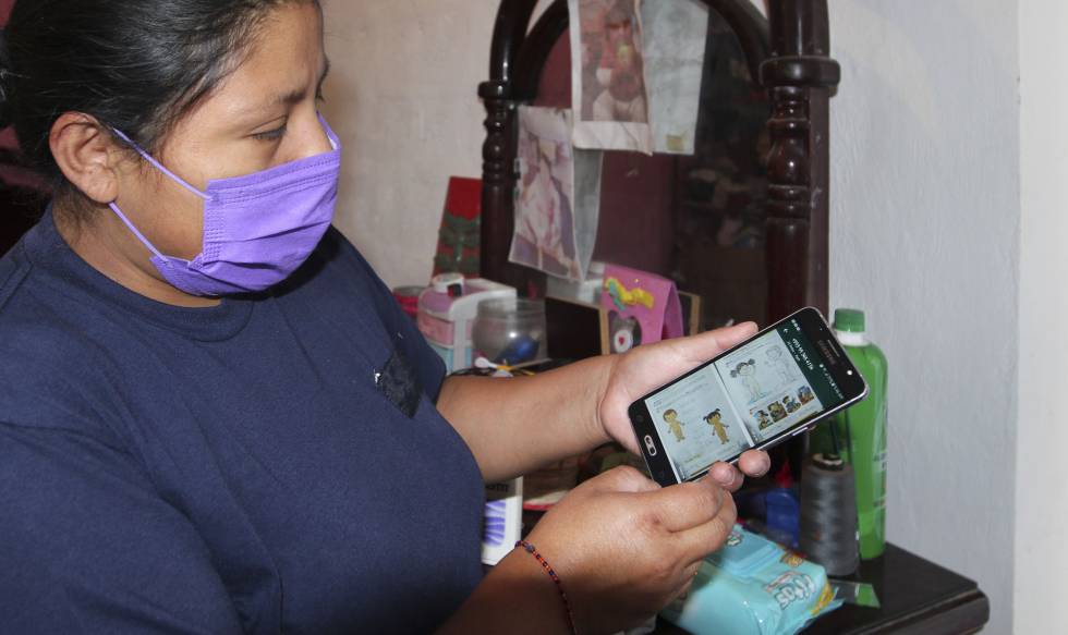 Anita Gualichico ha tenido que comprar a plazos un teléfono celular inteligente para que sus tres hijos puedan conectarse con sus profesores.